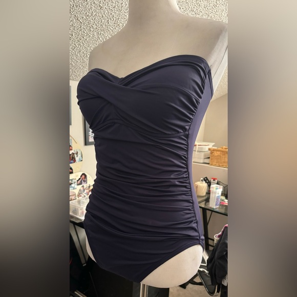Anne Cole Twist Front Bandeaukini one piece w/Ruching Contour in Torso area. 12. - Picture 5 of 9